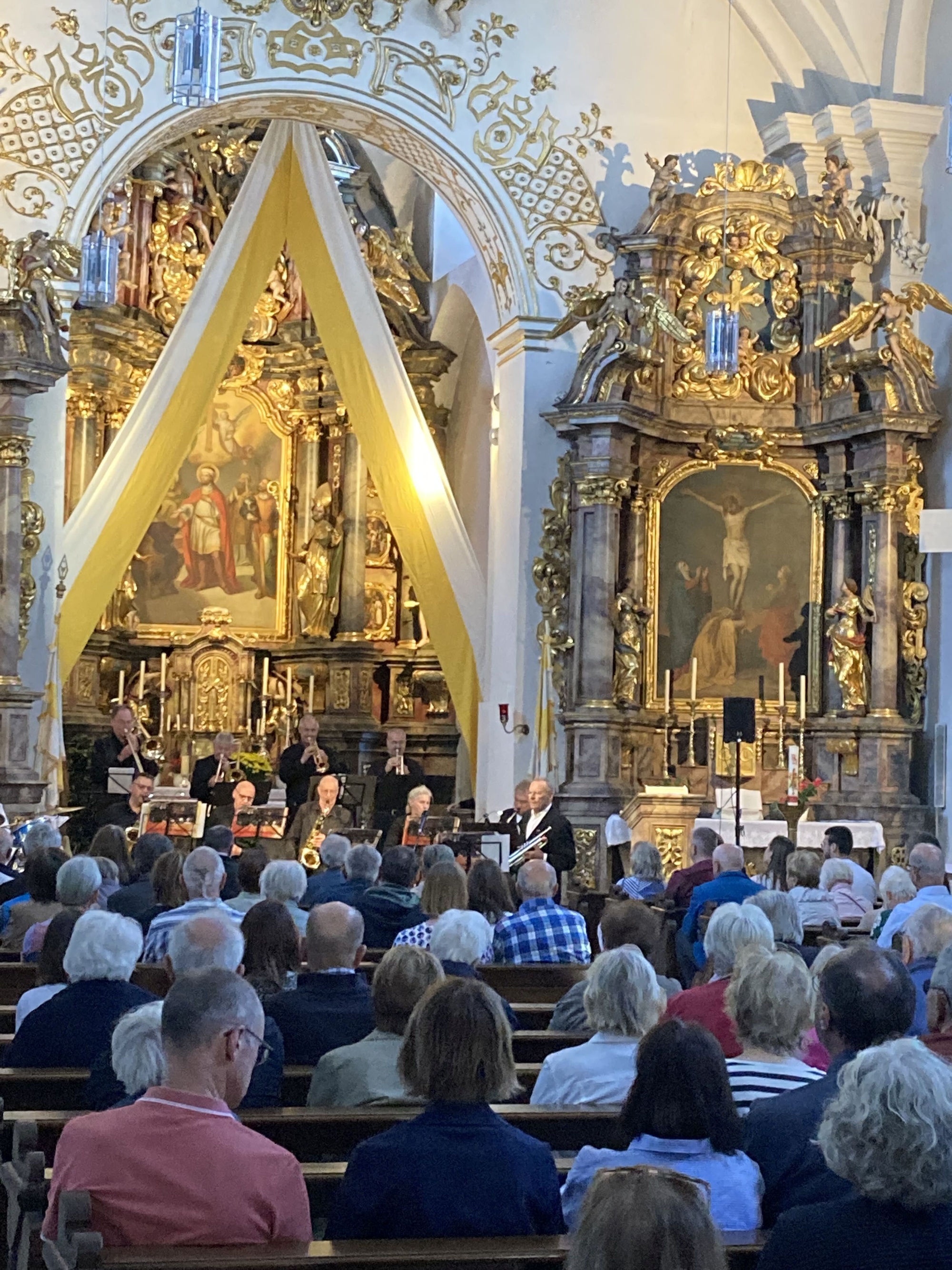 Bild_Otto Herzog m. Band u. Publikum